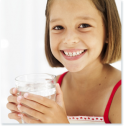 ¿Cuántos vasos de agua deben tomar los niños al día?