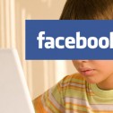 Niños pequeños dejan juguetes por facebook