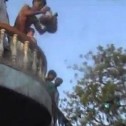 Los lanzamientos de bebés en la India son aclamados por miles de personas.