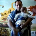 Tierno video de un papá canguro y su bebé