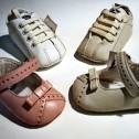 Unos zapatos de suela blanda y ligera, son lo más recomendable para los bebés.