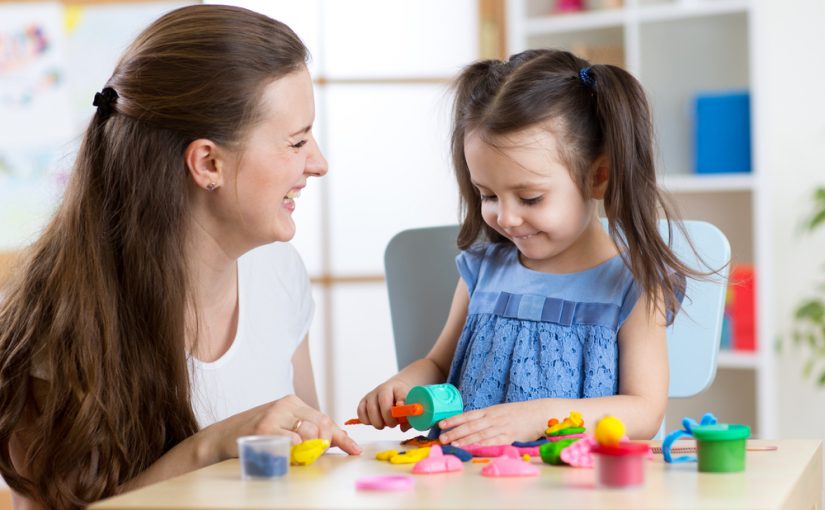 Descubre los beneficios de jugar con plastilina con tus hijos.